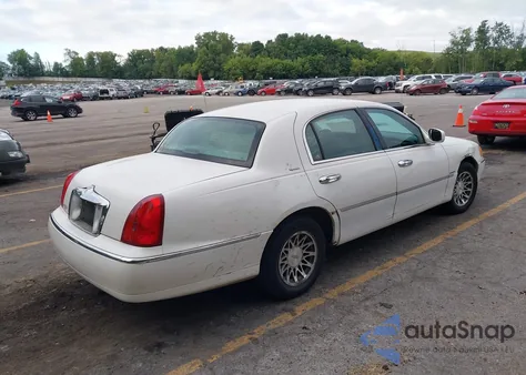 2001 Lincoln Town Car Signature from USA, damaged, VIN 1LNHM82W41Y689143